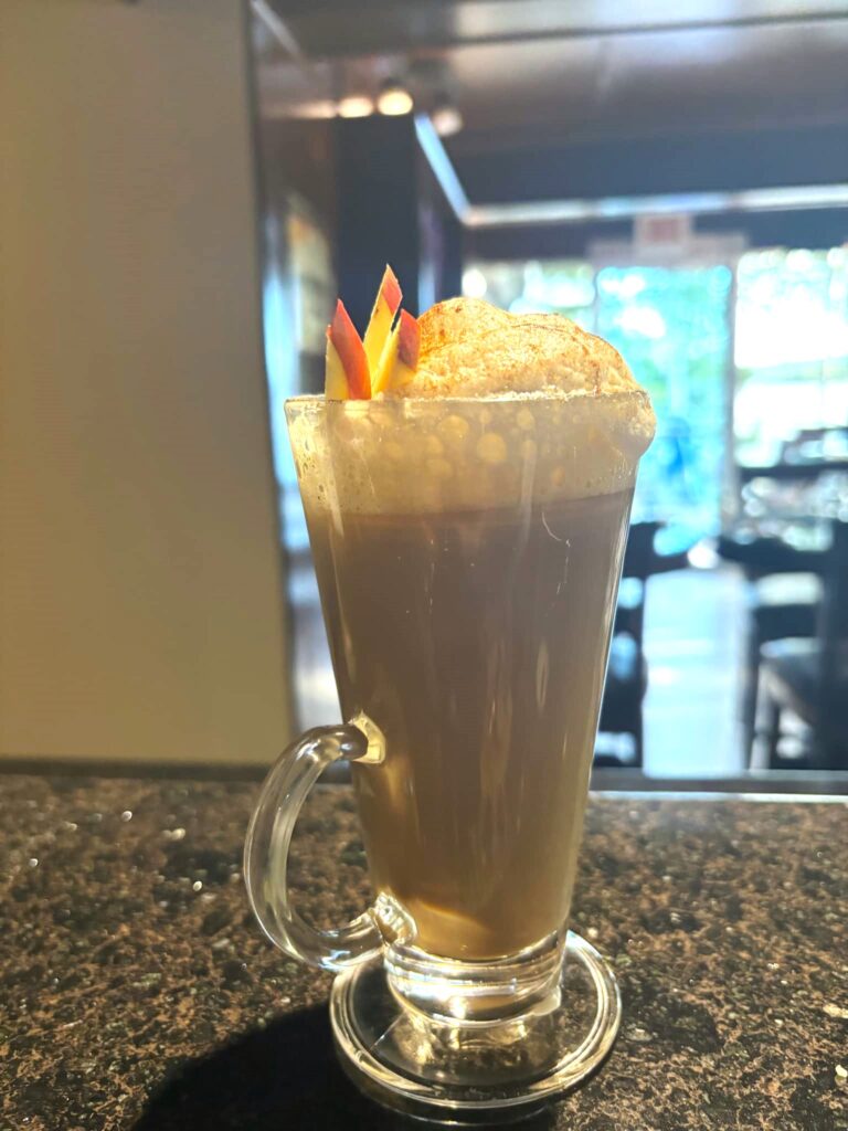 Le café chaud pommes et épices est une option pour les jours d'automne plus froid, au Bistro Clau Clau.